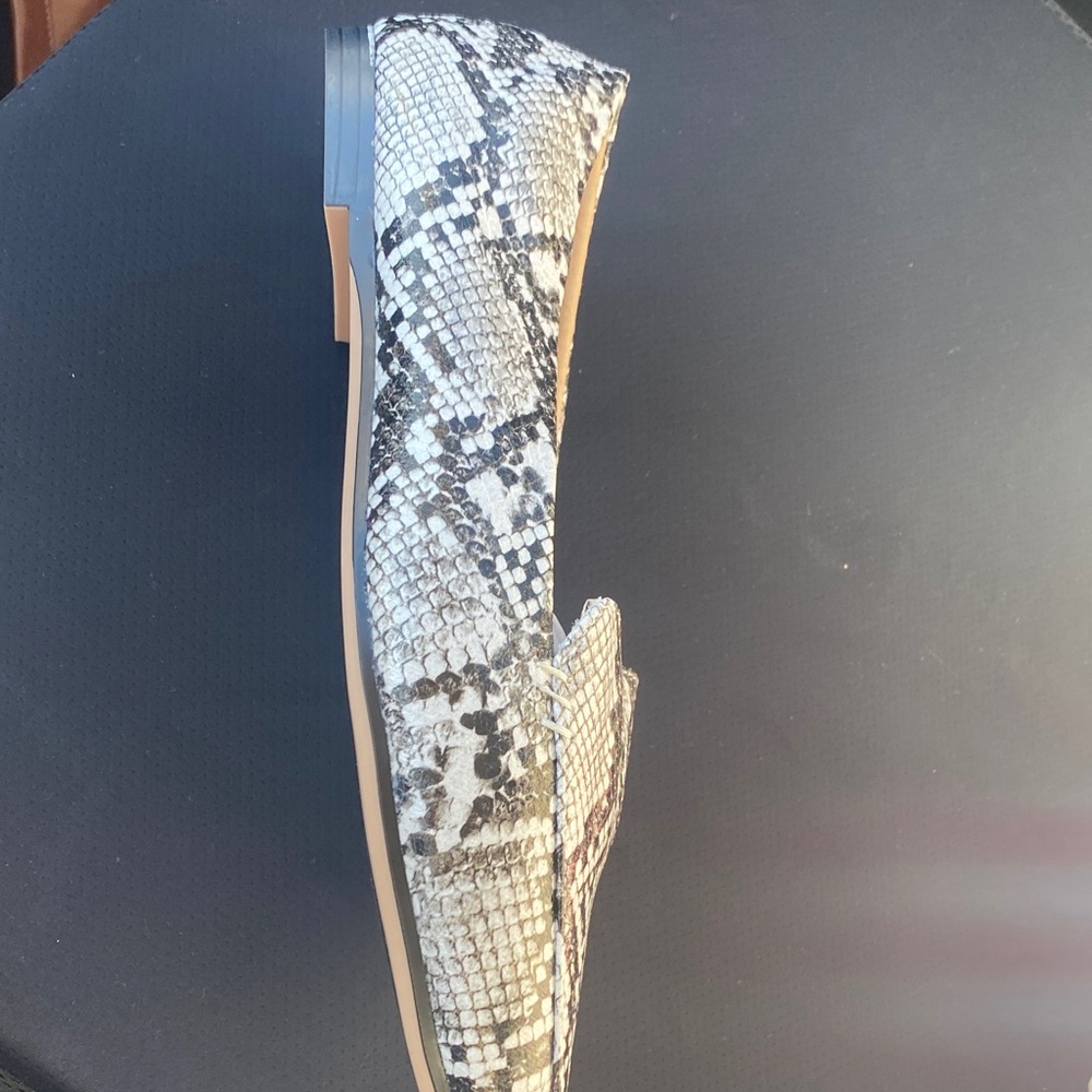 Python Print Pointed Toe Flats Gray White - Picture 3 of 4